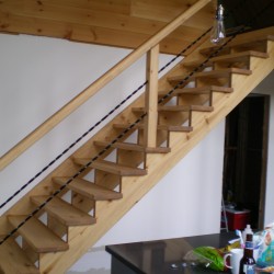 Escalier en pin rouge huilé