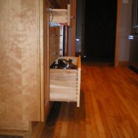 Cuisine en cerisier à l'intérieur comme à l'extérieur. Portes en cerisier massif. Deux modules de tiroirs ont les façades en érable. Le dessus de comptoir est en érable avec un morceau en cerisier au devant. Tout les tiroirs sont en érable avec assemblage à queue d'aronde. Le bois a sa couleur naturelle et est protégé avec une huile. Cuisine en cerisier