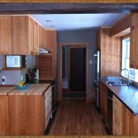 Cuisine en cerisier à l'intérieur comme à l'extérieur. Portes en cerisier massif. Deux modules de tiroirs ont les façades en érable. Le dessus de comptoir est en érable avec un morceau en cerisier au devant. Tout les tiroirs sont en érable avec assemblage à queue d'aronde. Le bois a sa couleur naturelle et est protégé avec une huile. Cuisine en cerisier