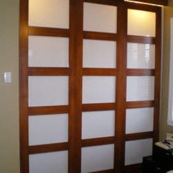 Portes de garde-robe en pin et carreaux de plexiglass. Portes de garde-robe