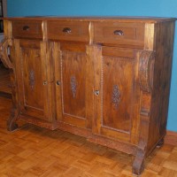 Bahut en noyer tendre, milieu du 19e siècle, décapé, pas sablé, tiroirs et quelques pièces manquantes refaits, finition avec une huile teintante. Bahut en noyer