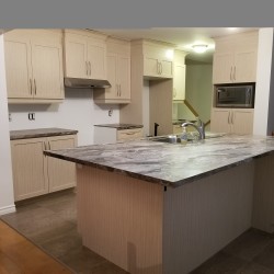 Cuisine en mélamine et comptoir stratifié