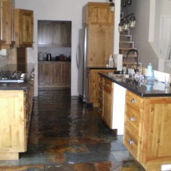 Cuisine en merisier noueux deux couleurs. Cuisine en merisier