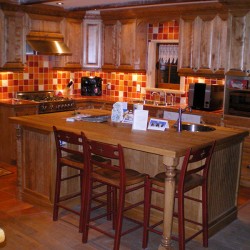 Cuisine en merisier à l'intérieur comme à l'extérieur. Cuisine en merisier