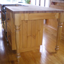 Cuisine en pin et comptoir en érable